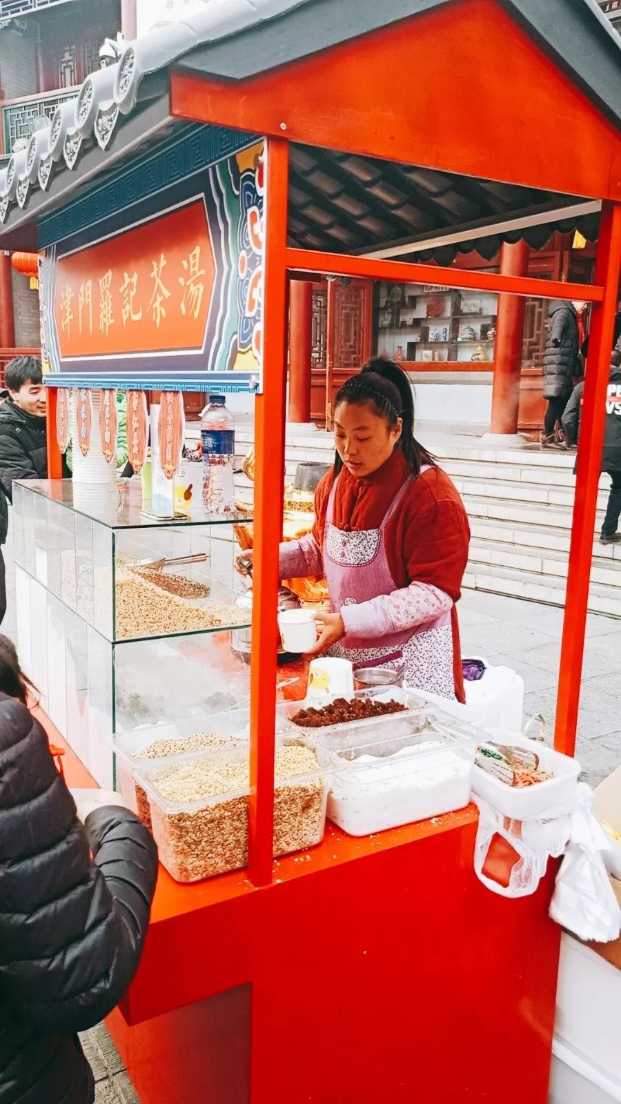 还有杏仁面,藕粉,巧苦力等多种选择现不只有高粱面放入白糖,红糖,青丝