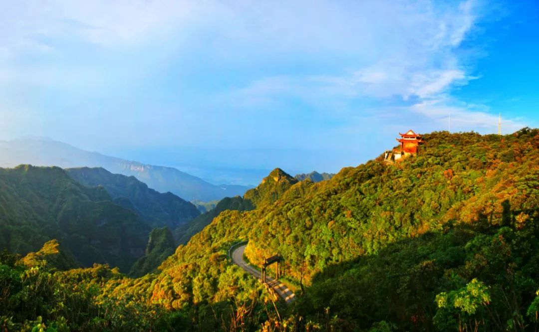 (勝景大明山,陸文龍攝)龍湖(龍湖煙起,胡衛民攝)望兵山(朝望兵朝霞