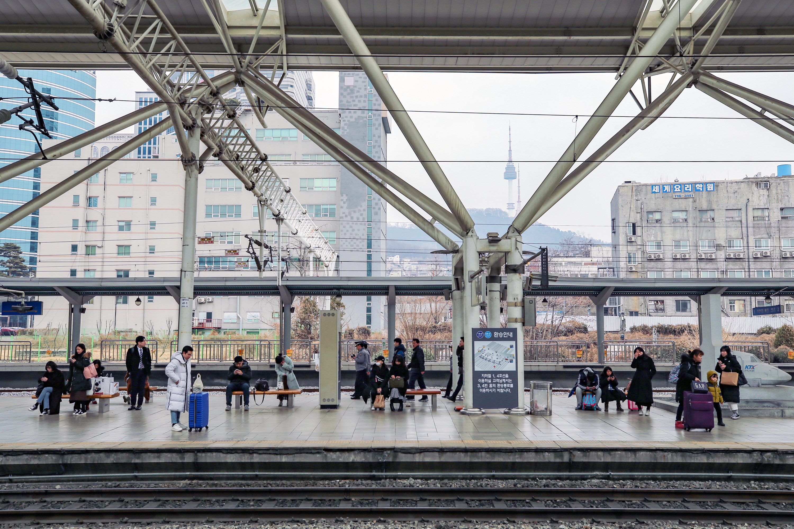 2月2日,在韩国首尔火车站,人们在站台上候车
