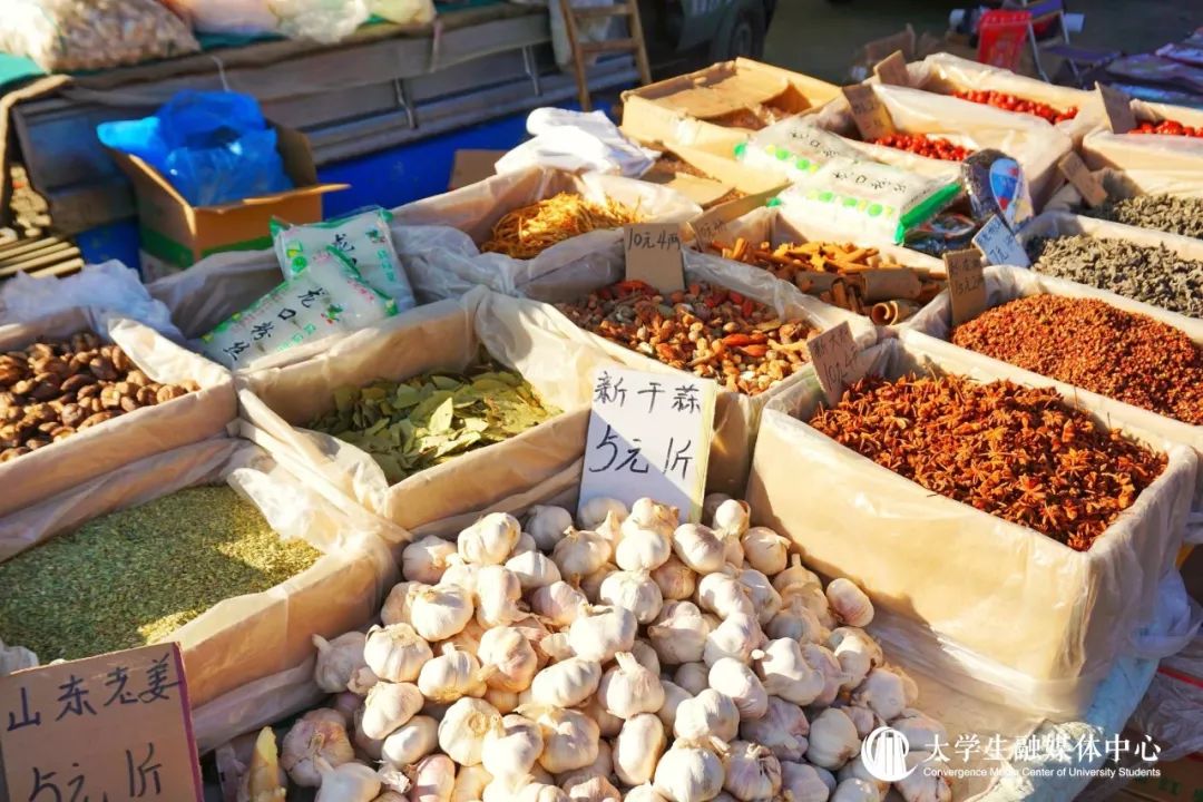 人們都在忙著置辦年貨,買點糖果,準備好雞鴨魚肉,熱熱鬧鬧過新年了,讓