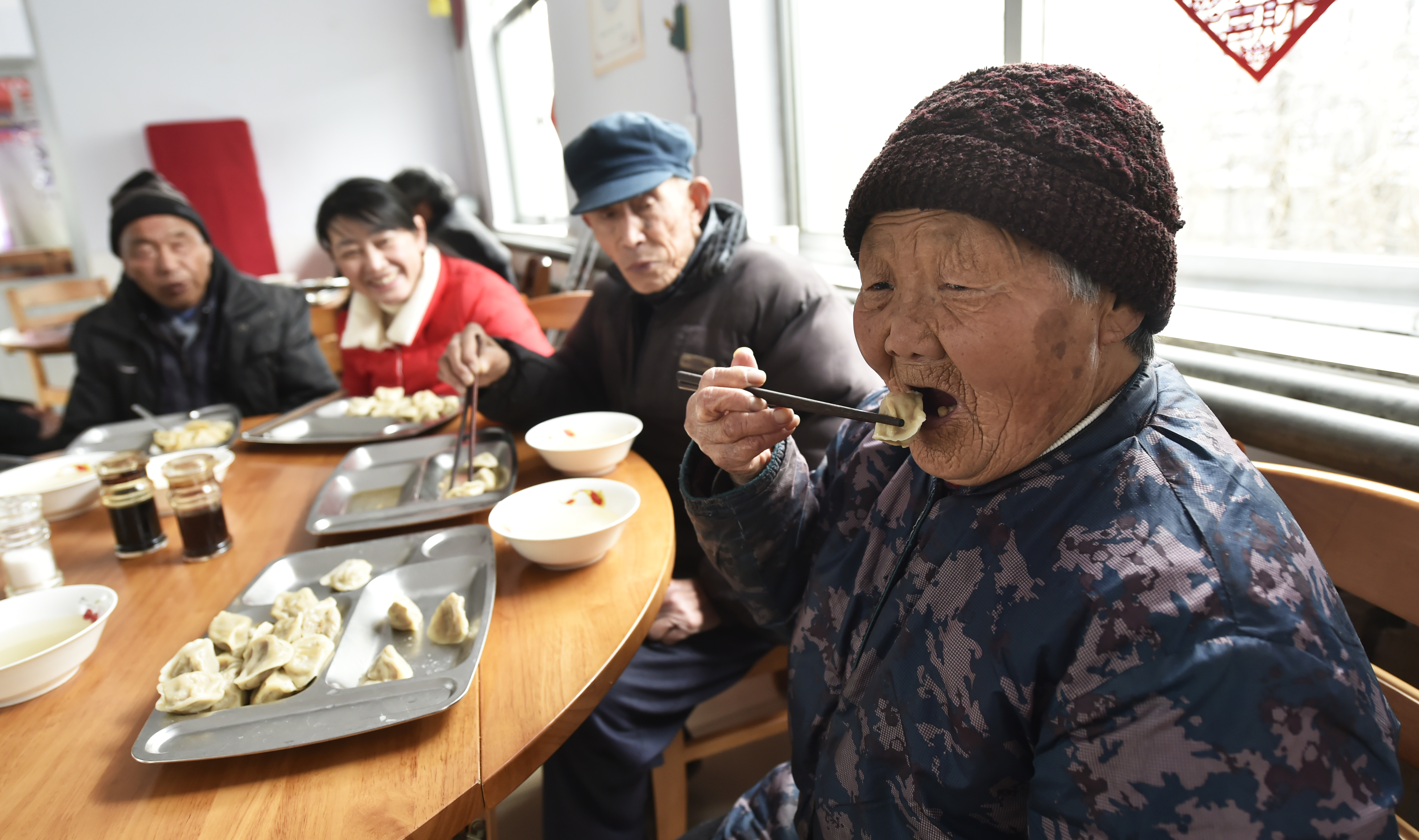 2月3日,山东省邹平市明集镇祥和敬老院的老人在吃饺子
