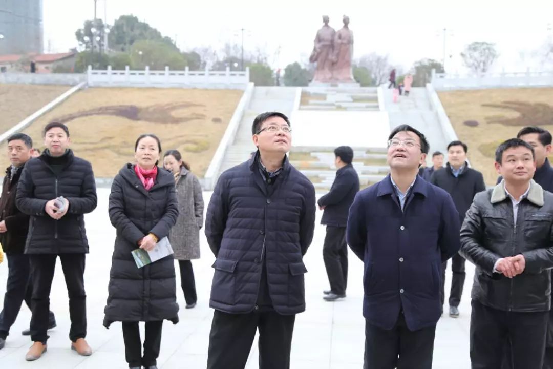 区领导曾晟,何建文,陈国良,陈世刚,熊定萍,杨耀启,吴立群,杨汉明来到