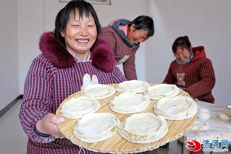 揉面做胚包馅烧柴看鏊这样做出来的炉馍不但香还充满年味