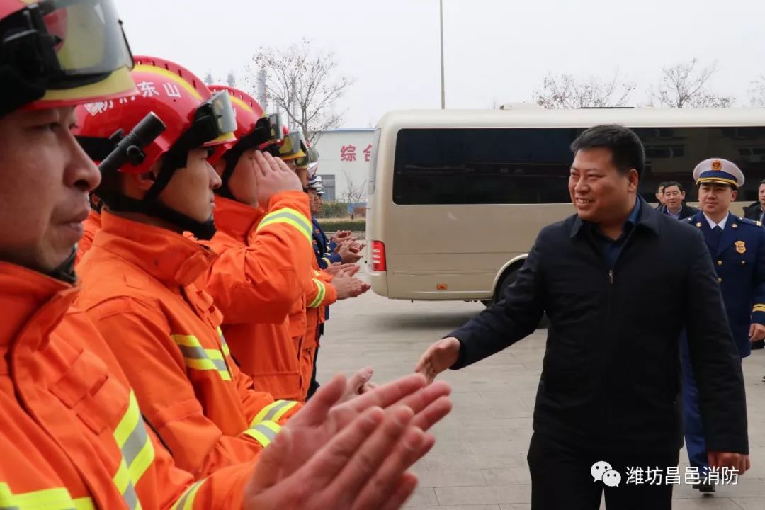 昌邑市委副书记,市长李玉祥带队慰问消防指战员