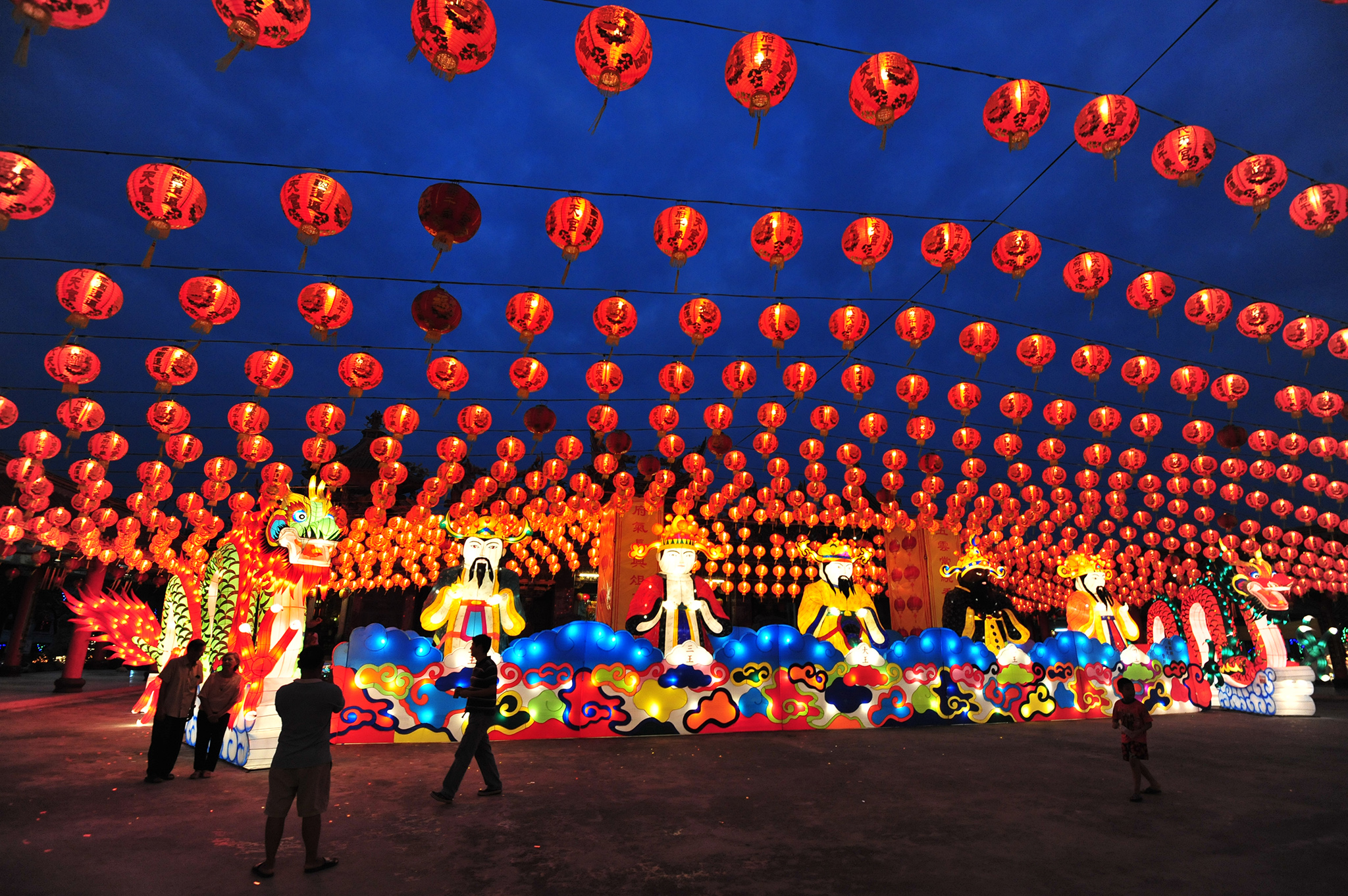 斯德哥尔摩的东亚博物馆前,演员在庆贺中国农历新年活动上表演舞龙