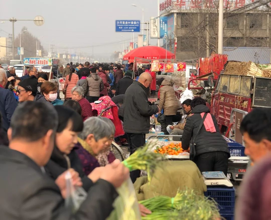 2月2日,是沙河城春节前的最后一个集市日,琳琅满目的商品摆满了整条