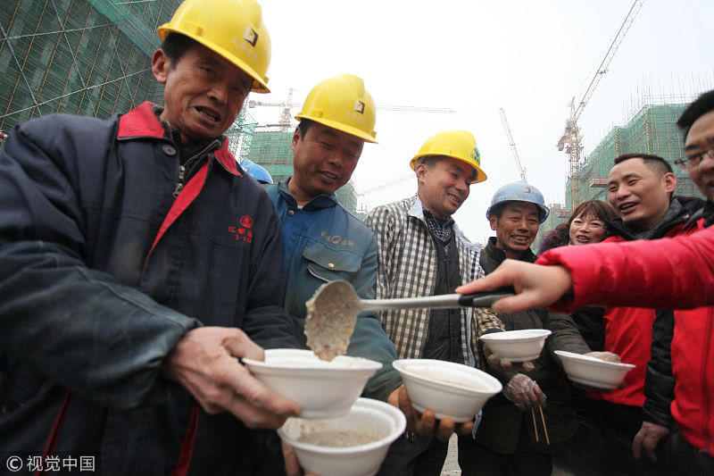 江苏扬州志愿者为身在远方的农民工兄弟送温暖送粥送生活用品