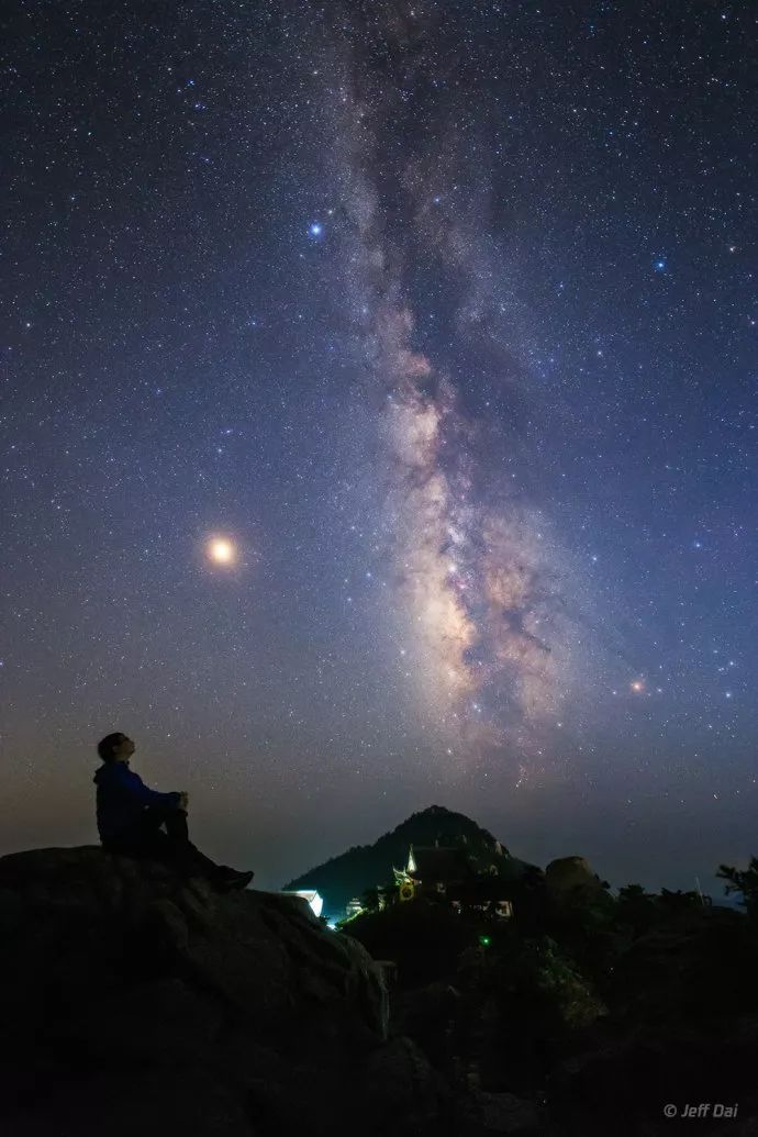 一个人夜晚看星星图片图片