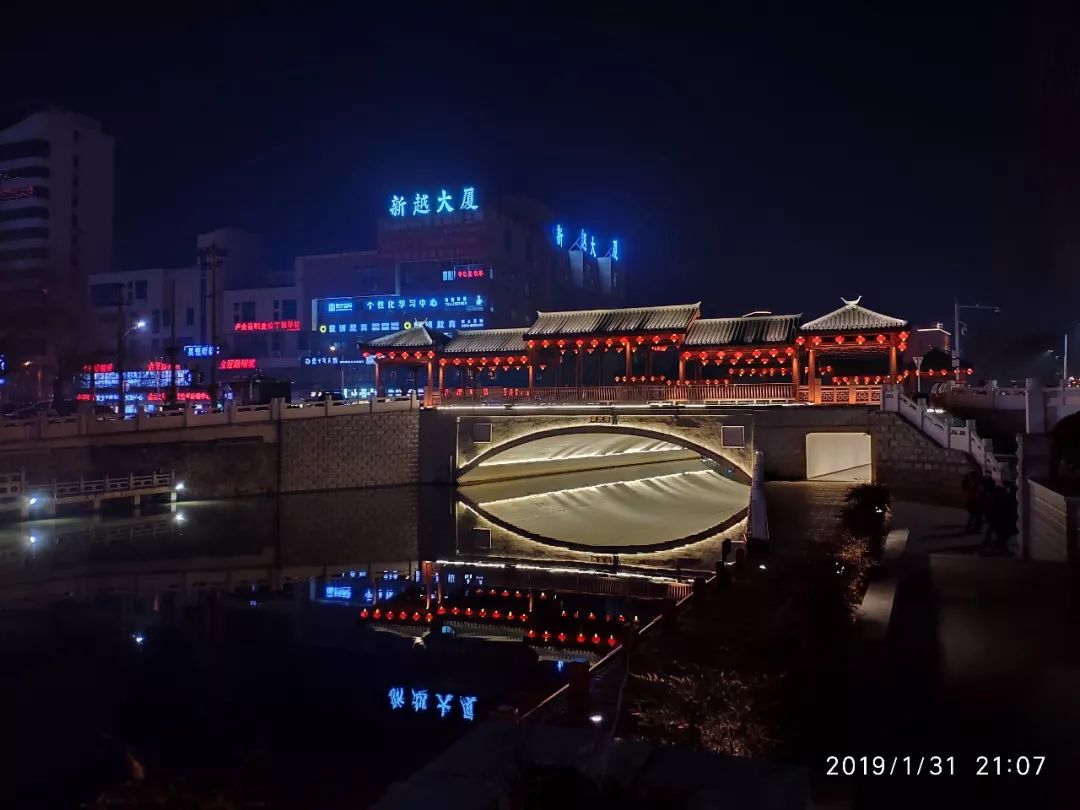 遠觀曹魏古城許昌建設路夜景許昌最新打卡地兒春秋廣場南側,好多小