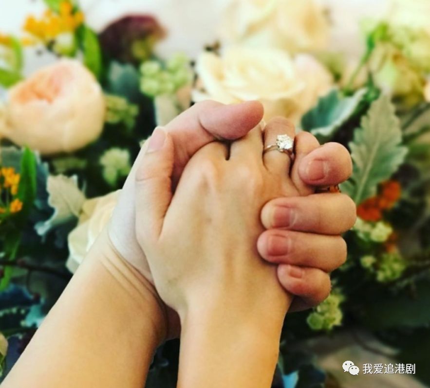 c君求婚成功!甜牽女友手 曬鑽戒報喜