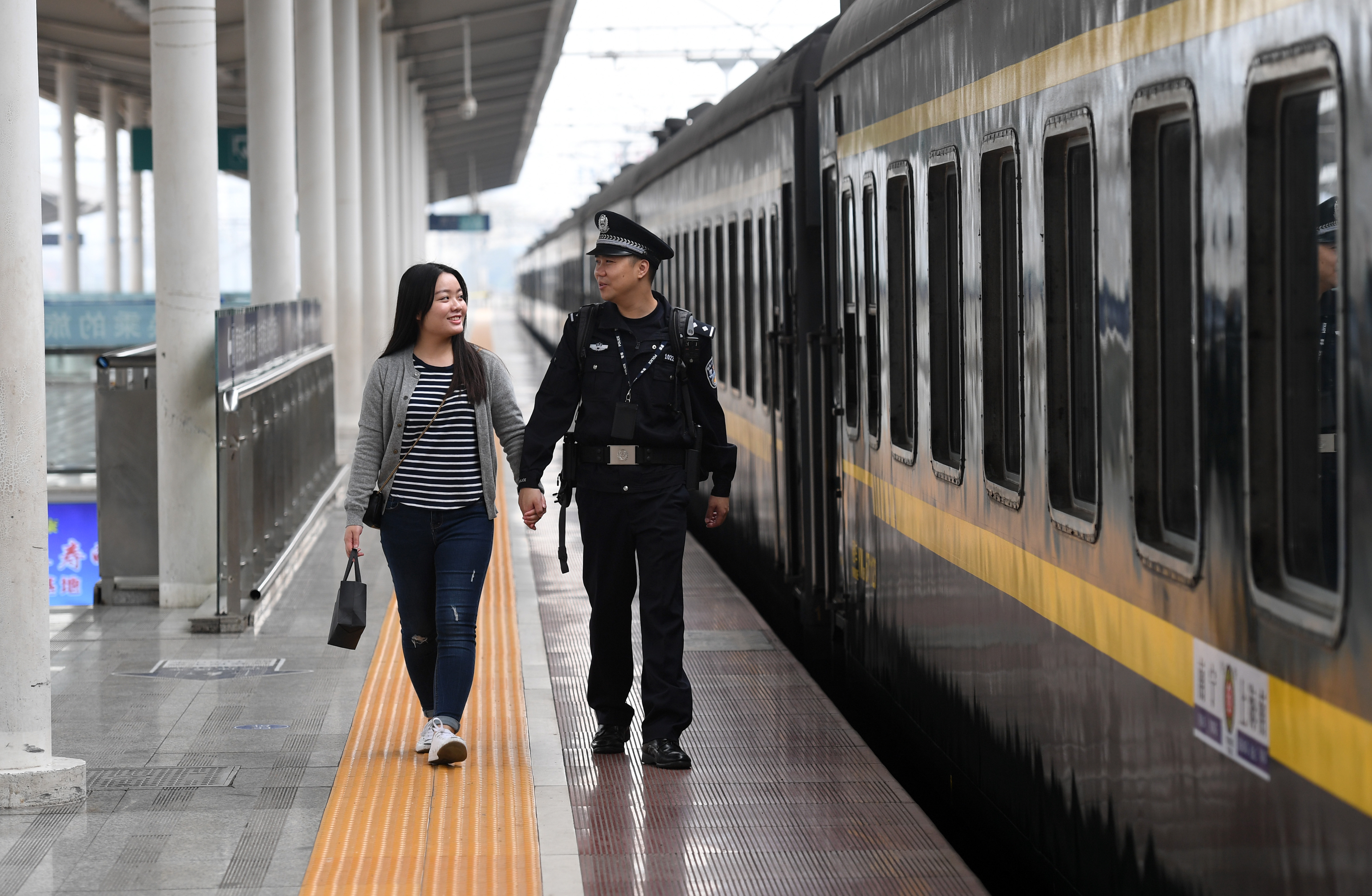 2月4日,在南宁站站台,陆静芸送丈夫赵云鹏走向即将出发的列车.