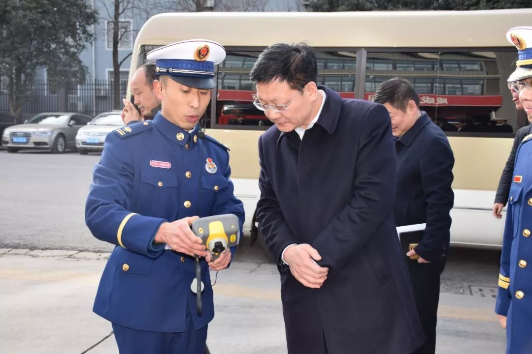 市应急管理局党组书记吴若阳,局长邬彬,秦都区代区长景雪峰同志陪同