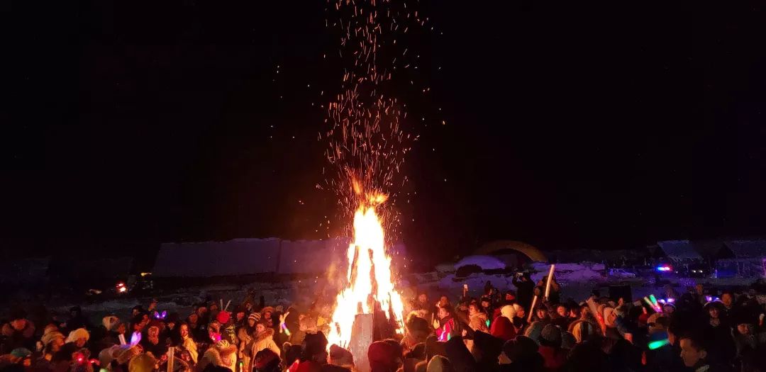 中国首个冰雪式大春晚在禾木成功举办,一场热雪燃情的篝火晚会