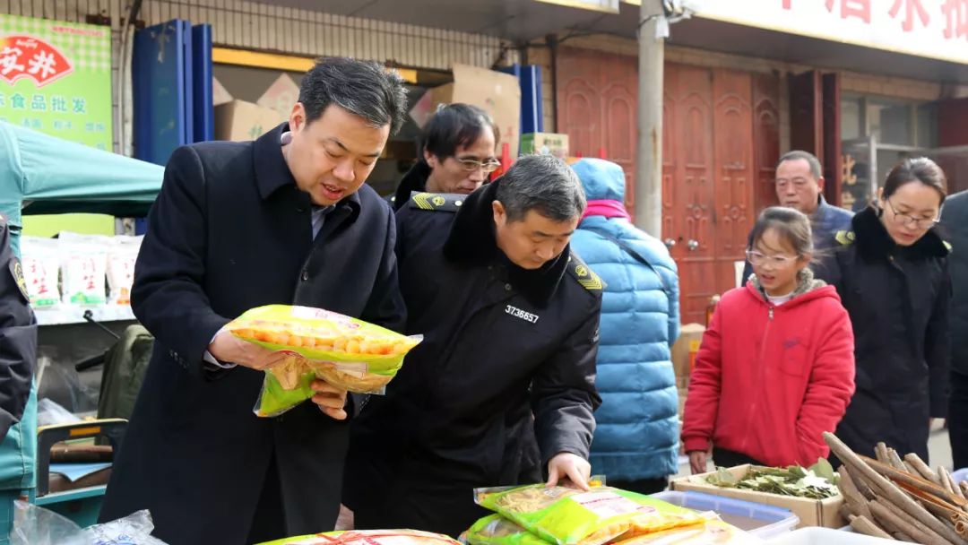 2月3日,临近春节,任城区市场监督管理局党组书记,局长李书争带领监管