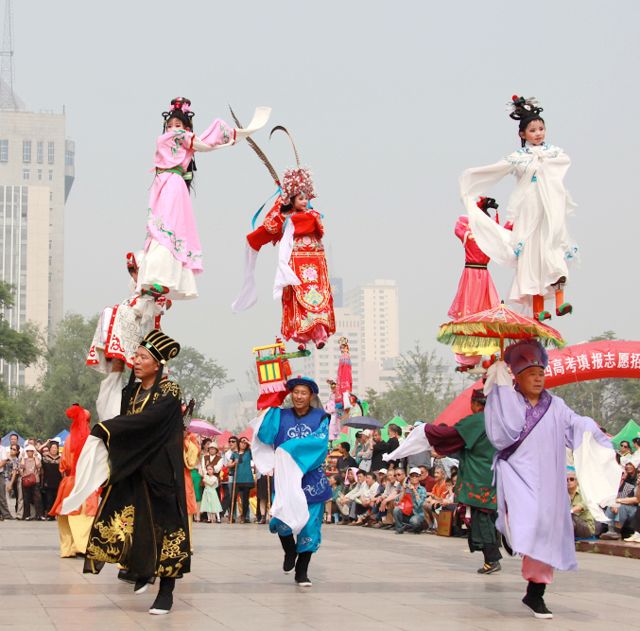 为家家户户带去吉祥年里,汾阳秧歌艺人聚在一起秧歌给你家送财神来