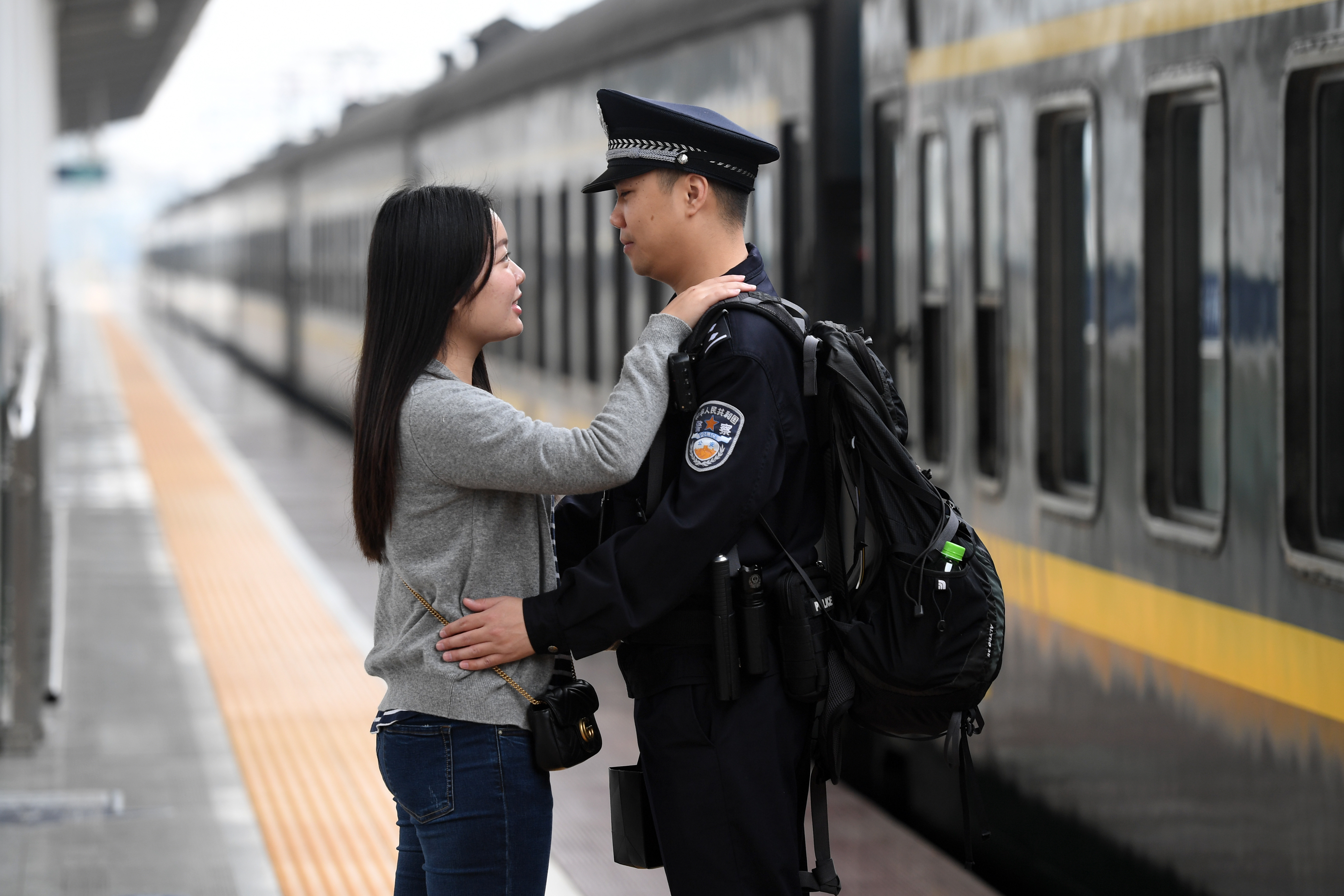 2月4日,陆静芸和丈夫赵云鹏在南宁站站台道别.