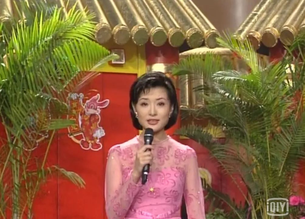 也就是1999年的春晚,主持人倪萍和赵忠祥老师意气风发,周涛留着短发