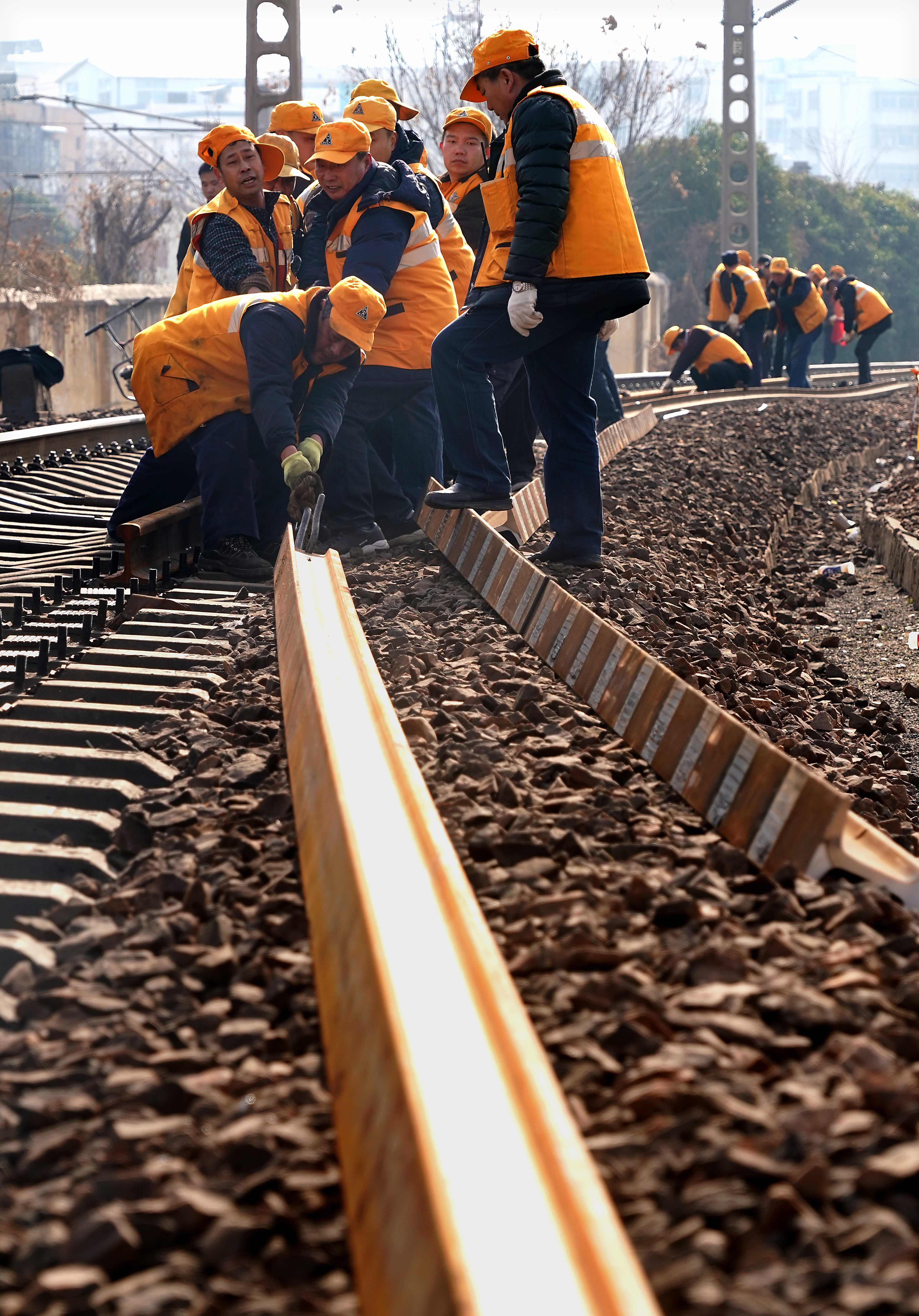 2月5日,中國鐵路鄭州局集團有限公司鄭州橋工段的職工在進行移軌作業.