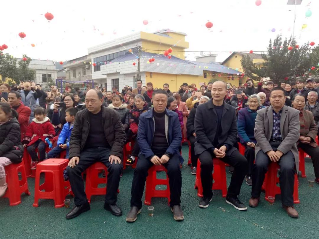 400人吃团圆宴高坑镇富田村村民自筹资金举办村晚