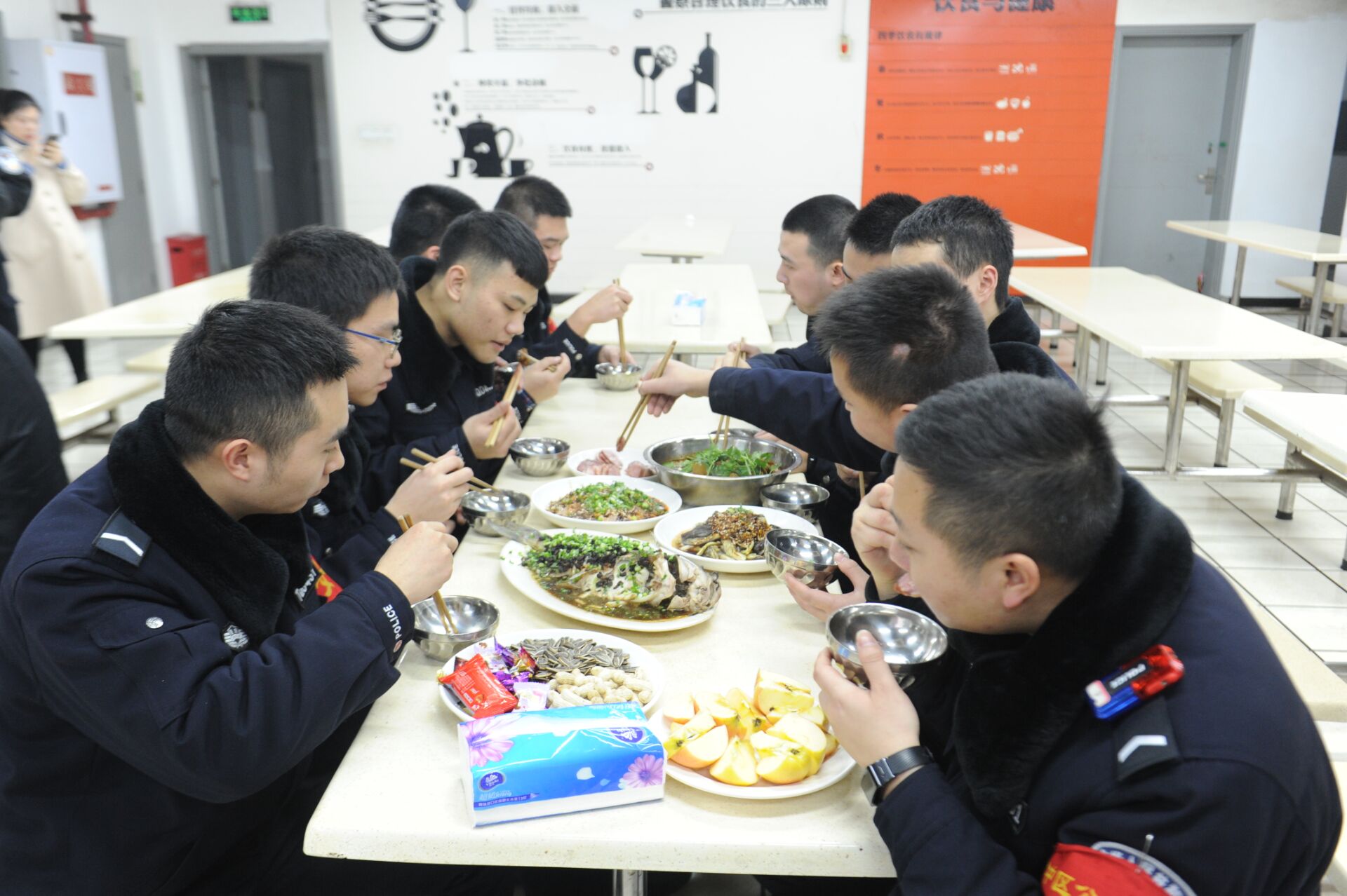 重庆市渝中区公安分局派出所里的别样年夜饭