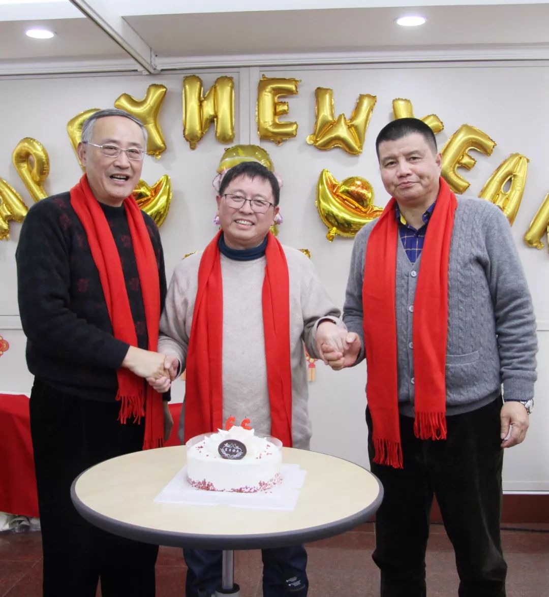 首先,协会会长杨骥珉给各位员工拜了早年,祝大家身体健康,阖