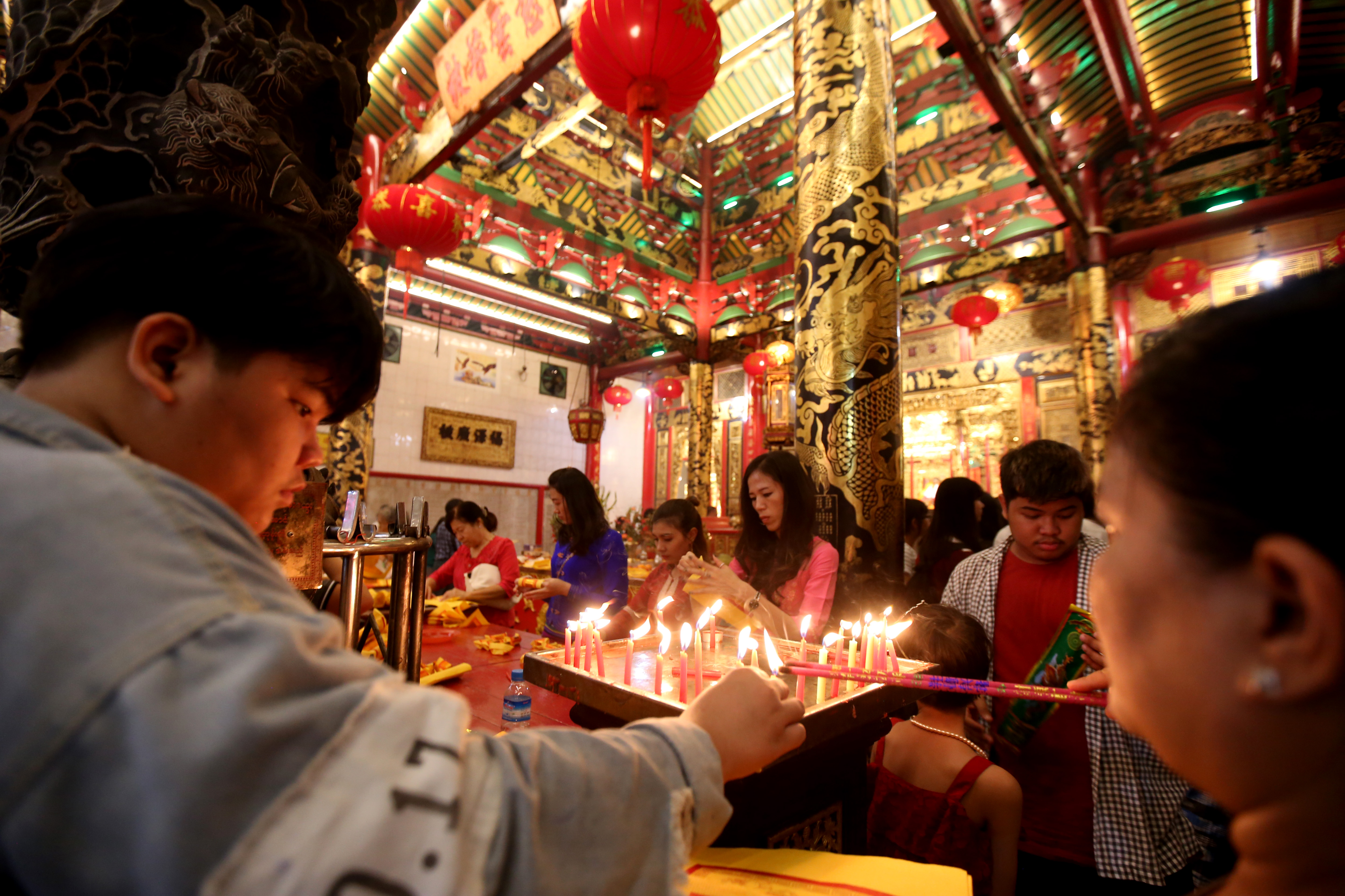 寺庙烧香祈福图片