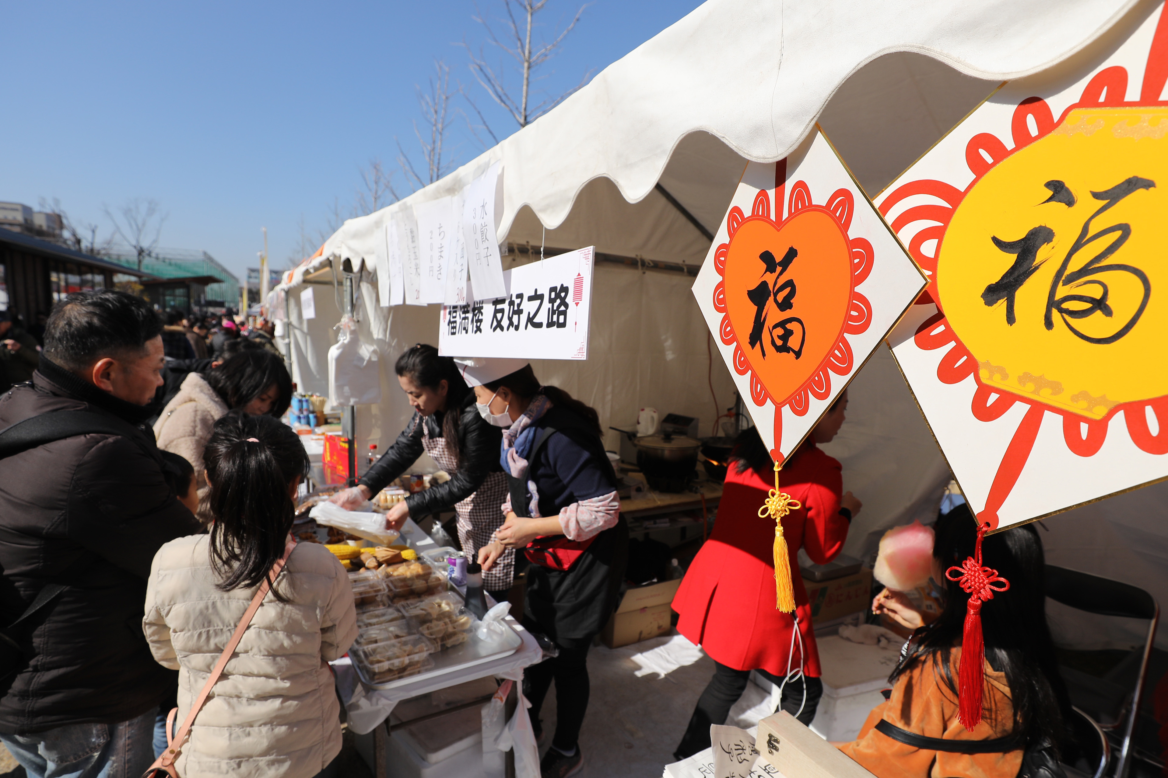 2月2日,在日本大阪天王寺公园,游客在"2019大阪春节祭"上购买食品.