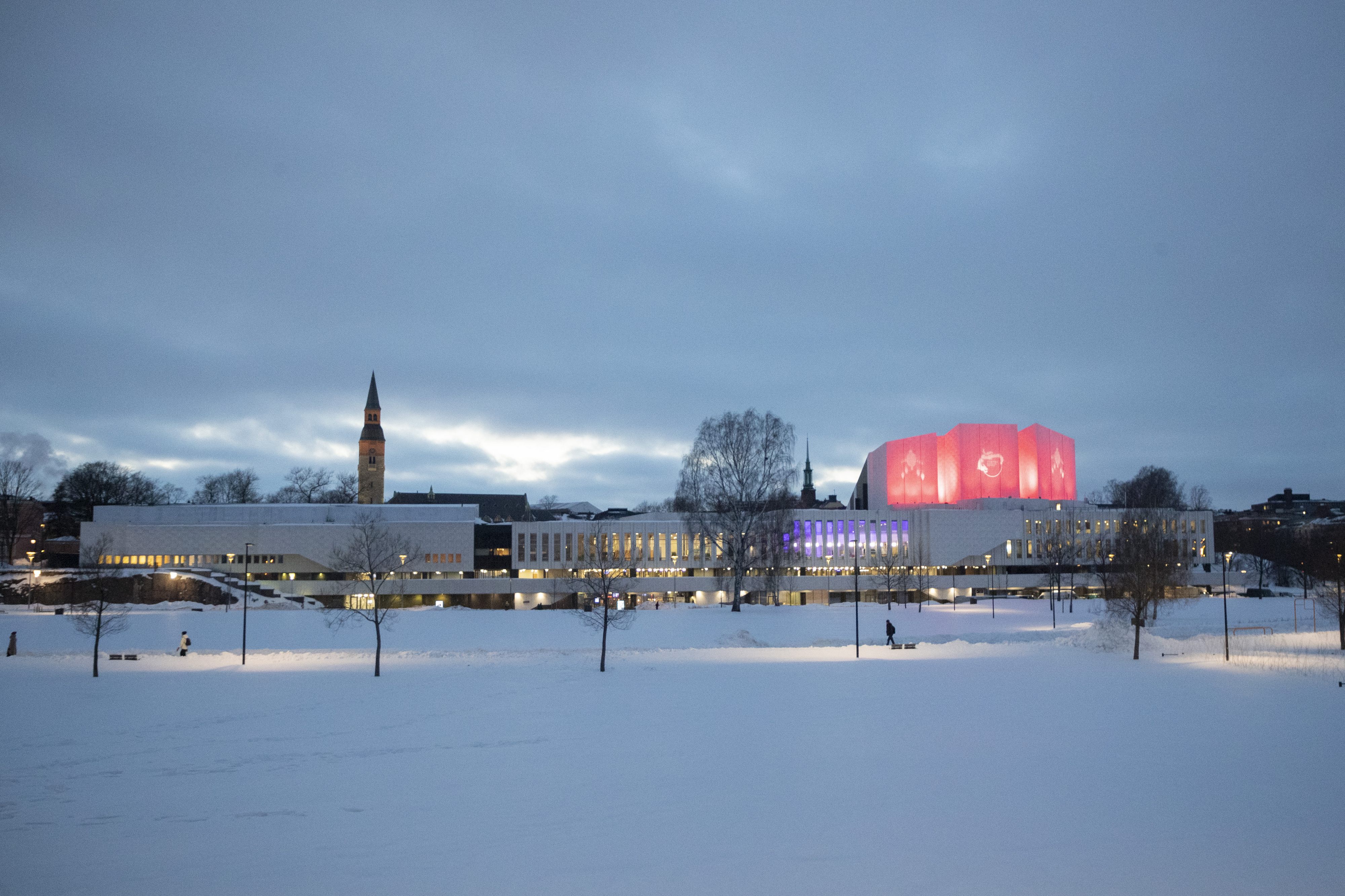 2月4日晚,在芬兰赫尔辛基,位于市中心的芬兰大厦被红色的春节彩灯照亮