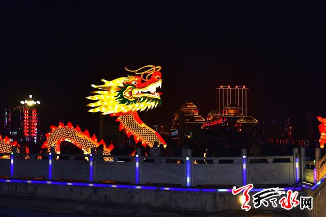 周文涛】2月5日晚(农历正月初一),群众在清水县轩辕湖广场观看2019年