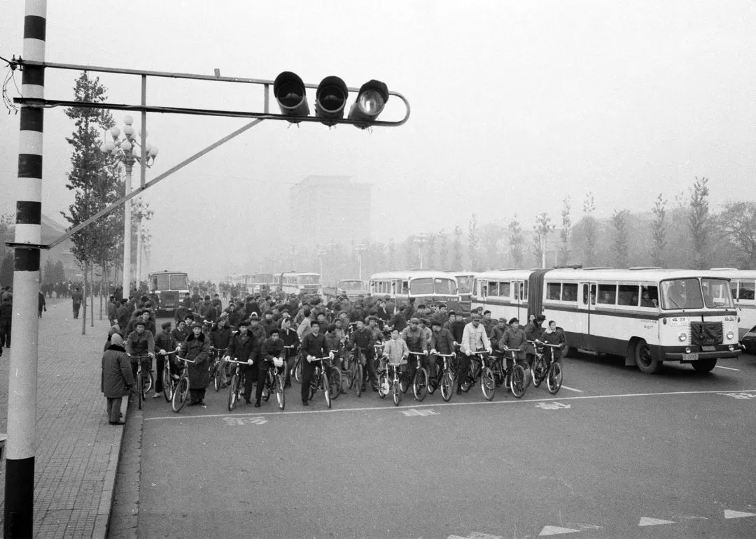 图:司马小萌1978年,顾客们在西单菜市场选购盘菜.