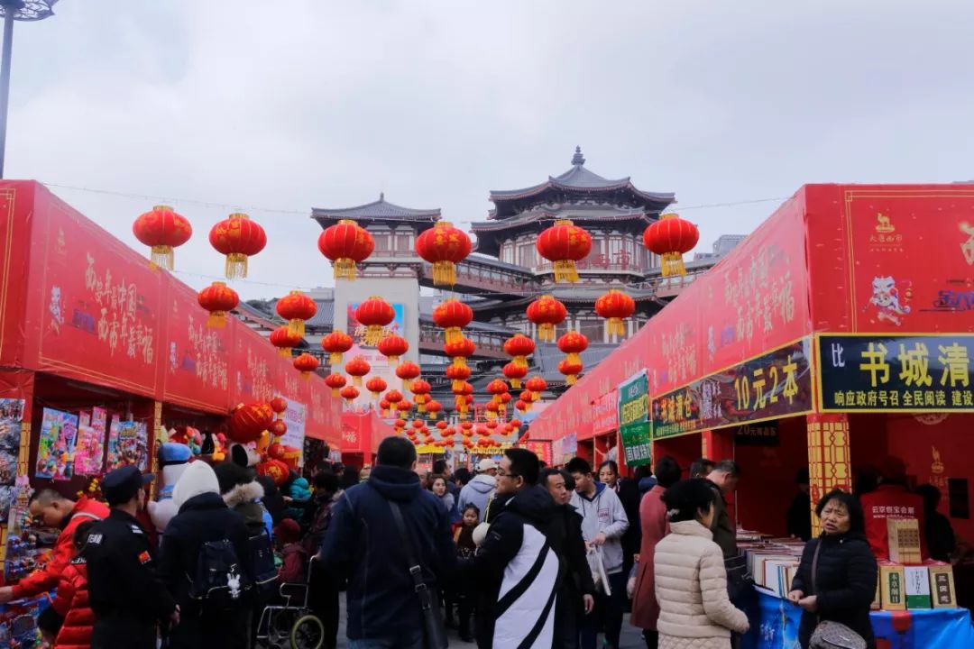 西安年最中國大唐西市廟會今早開幕社火行鼓民俗小吃一站全佩奇