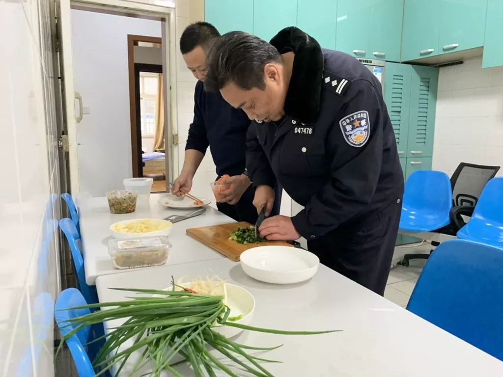 葉城派出所領導為燒年夜飯做準備真新新村派出所領導為民警包餃子菜色