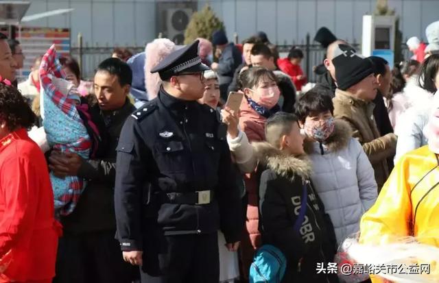 嘉峪关:春节我在岗丨烟花下,人海中,警徽闪耀守平安