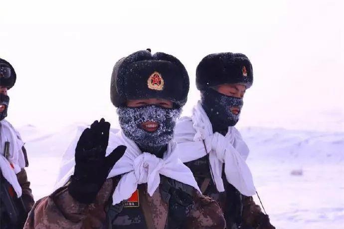 雪中边防战士敬礼图片图片