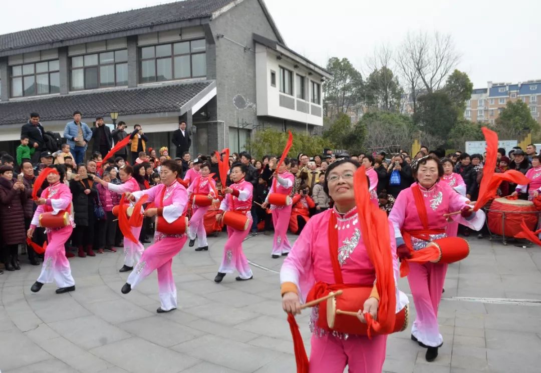 舞龙,踩高跷,打莲湘,牵驴花鼓,打腰鼓等民俗表演方阵共计近百人的队伍