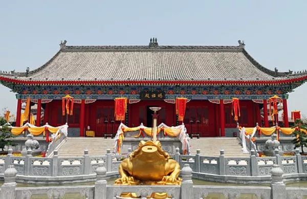 天下第一財神廟是位於杭州北高峰山巔的靈順寺,該寺始創建於公元326年