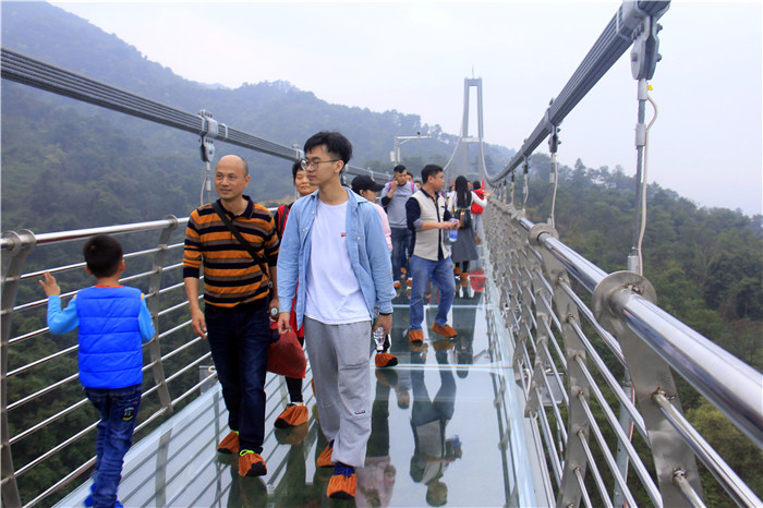 佛山南丹山迎來遊客高峰,祈福與玻璃橋是遊客最愛打卡產品