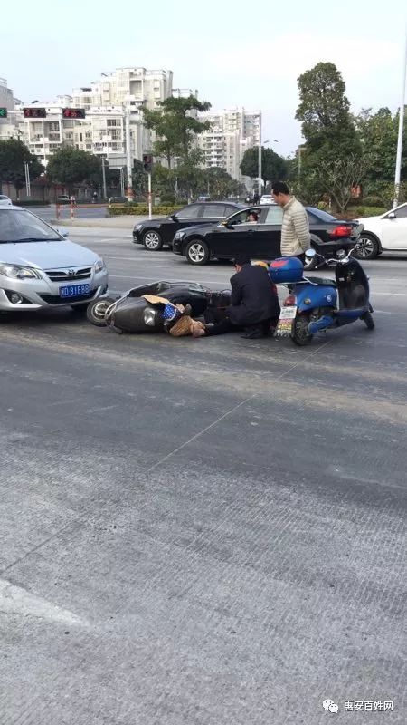 惠安一小车撞到一个骑电动车的妇女,该妇女疑似孕妇.