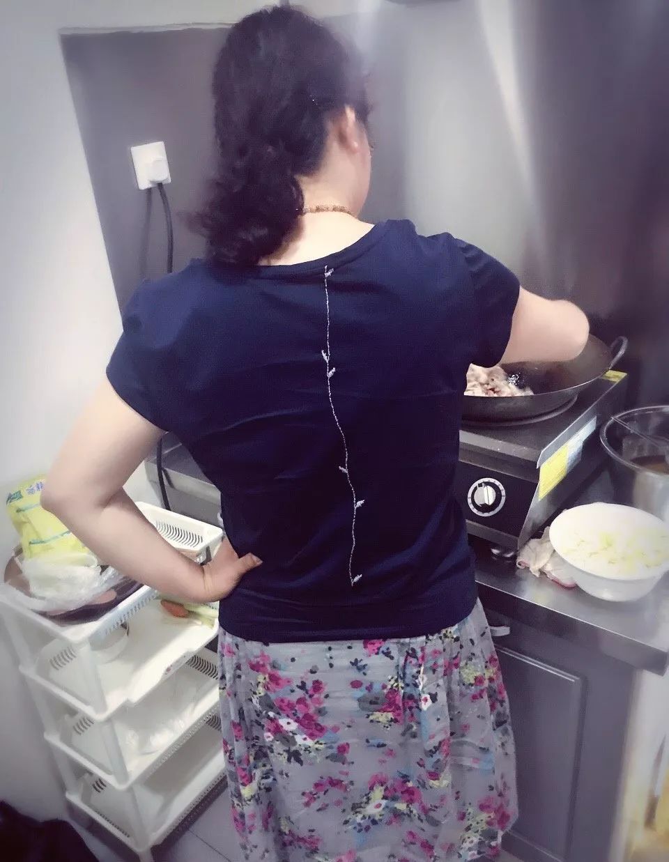 妈妈做饭背影图片