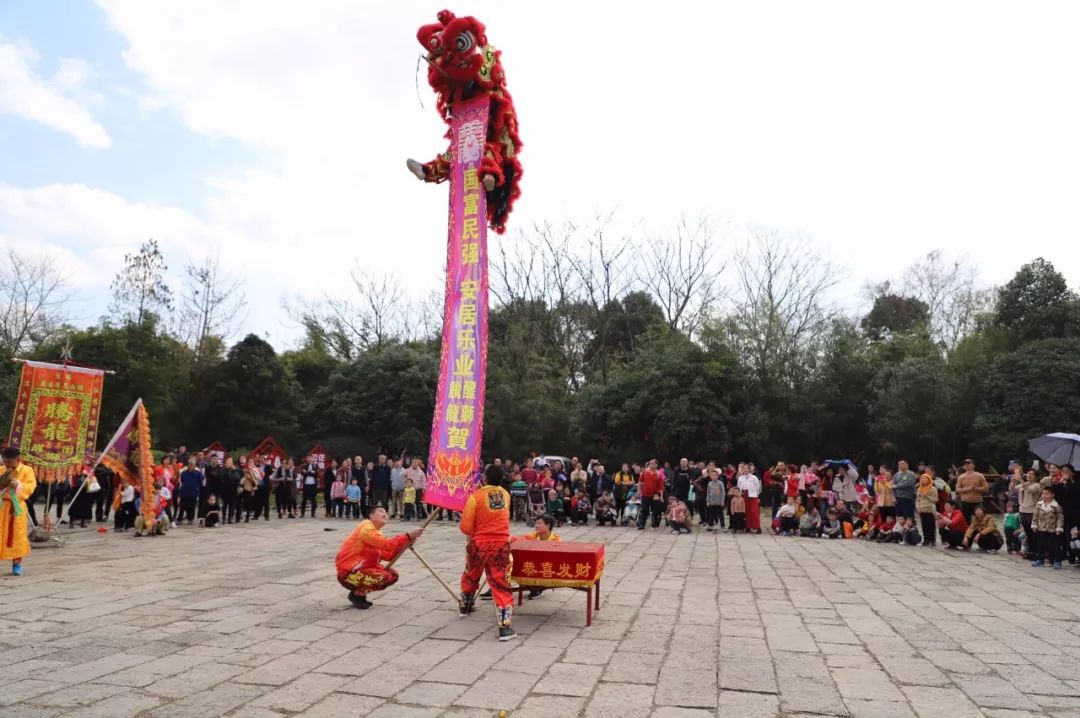 看我们灵渠的舞狮场面,多么精彩,多么热烈,在节奏欢腾的咚隆锵阵阵