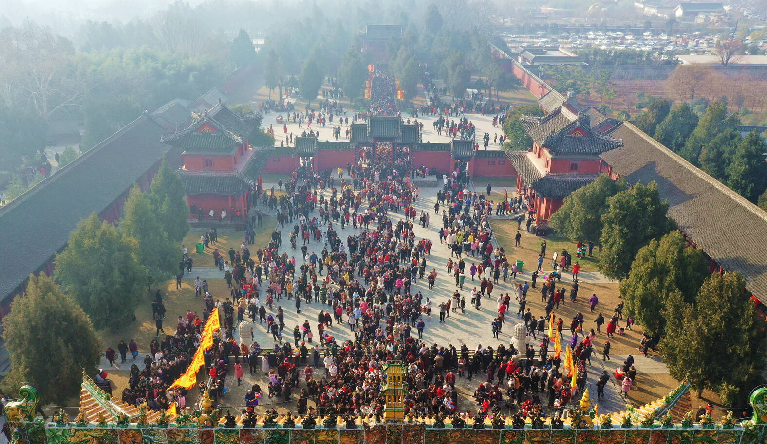 春节淮阳太昊陵景区游客祈福场面壮观