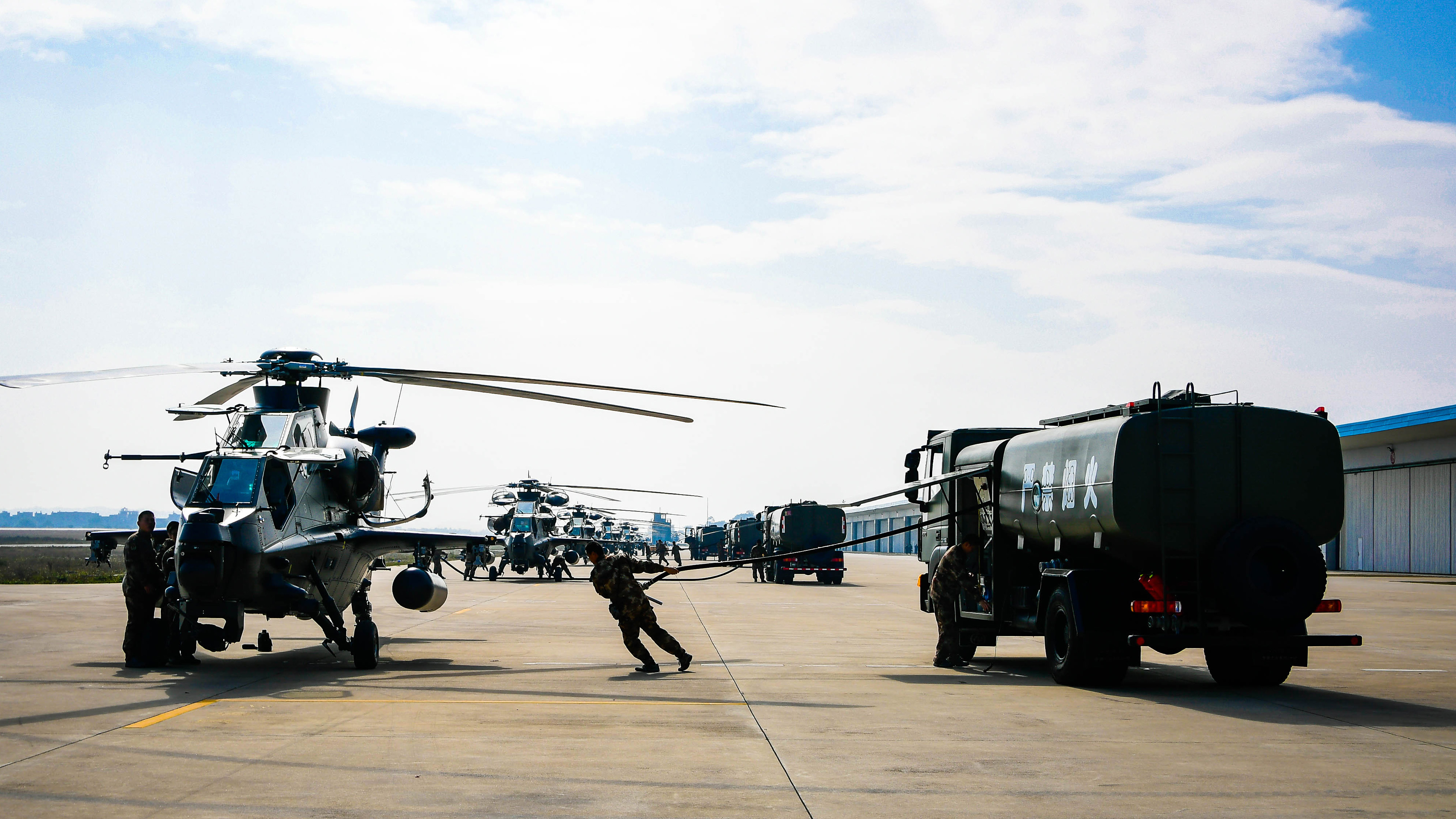 飛起來的中國陸軍陸軍第73集團軍某陸航旅組織機務官兵對直升機進行