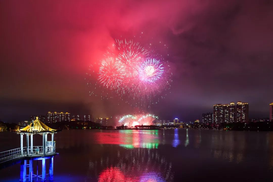 今晚阳江鸳鸯湖公园南国风筝场人山人海,热闹非凡阳江市民全家总动员