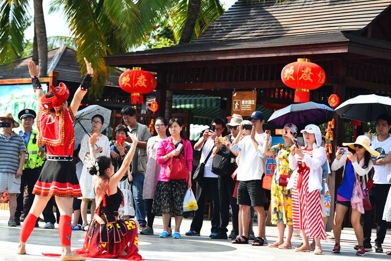 春节期间,大小洞天黎族歌舞收到游客喜爱来源:人民网