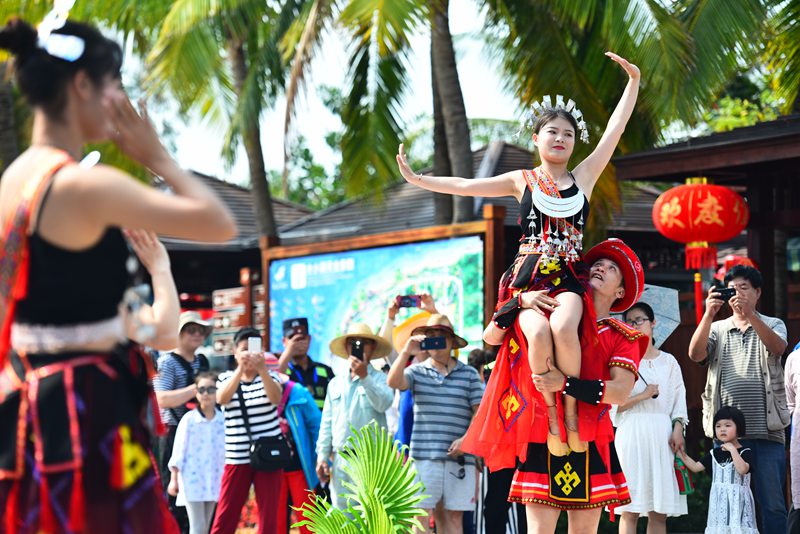 春节期间,大小洞天黎族歌舞收到游客喜爱来源:人民网-海南频道 2019年