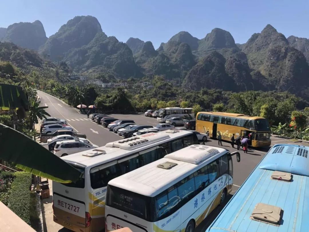 万峰湖景区停车场马岭河峡谷景区停车场由于游客量井喷高峰,各景区将