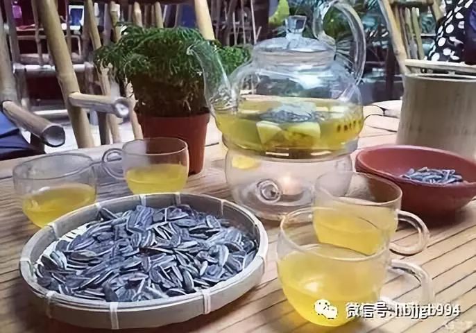 嗑瓜子喝茶水的图片图片