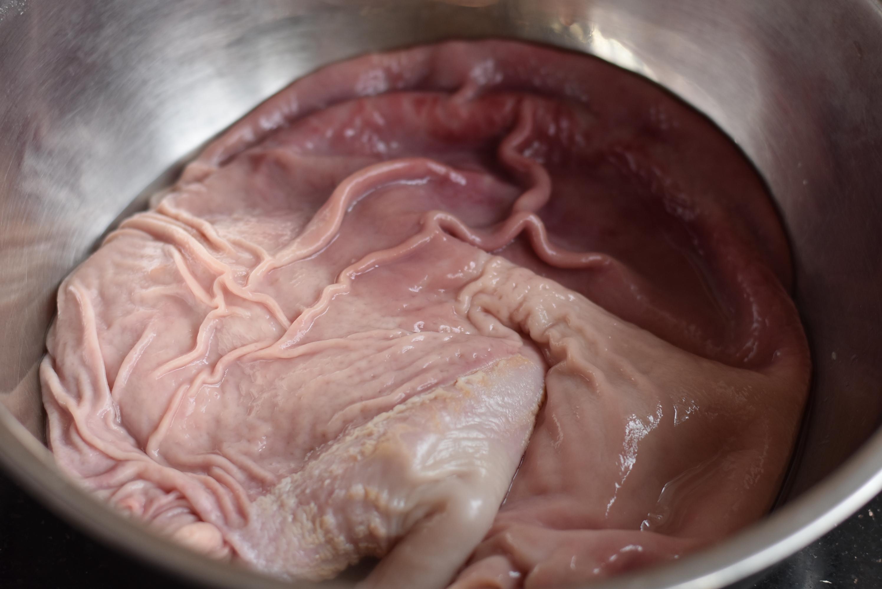 洗猪肚时,别只记得加醋了!加点它,猪肚更干净,腥臭味自动去除