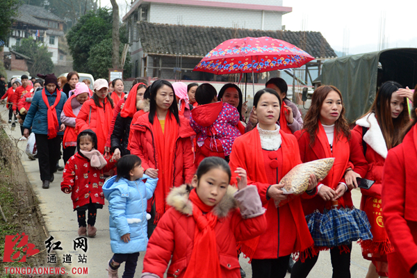 【新春走基层】通道:侗寨200外嫁女齐回娘家倡新风