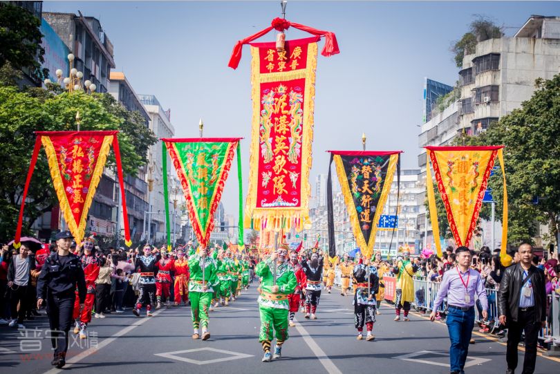 普宁正月初二英歌大老热现场,女子英歌队亮了!